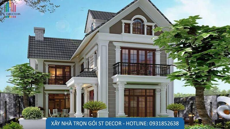 Mẫu nhà 1 trệt 1 lầu mái thái kích thước 5x20 với hệ thống tường rào bao quanh và nhiều cây xanh giúp không gian rộng rãi và thoáng mát