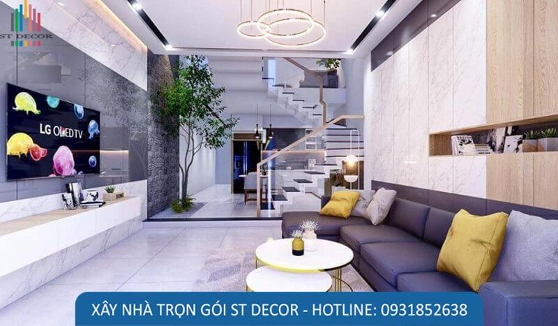 Nội thất hiện đại với chiếc TV và hệ thống tủ áp sát tường, tiết kiệm tối đa diện tích để phòng khách rộng rãi hơn