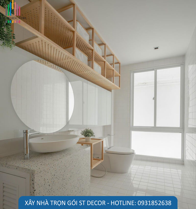 Nhà vệ sinh sử dụng tông màu trắng với nội thất đơn giản nhưng vẫn giữ được nét sang trọng