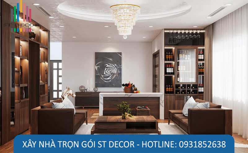 Phòng khách với tông màu gỗ làm chủ đạo, giúp không gian mát mẻ và sang trọng hơn, đèn chùm được thiết kế nổi bậc trở thành điểm nhấn chính của căn phòng