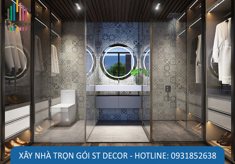 Nhà tắm được thiết kế theo phong cách hiện đại, sàn bên ngoài được làm bằng gỗ, tủ đồ được thiết kế sát tường giúp tiết kiệm diện tích hiệu quả