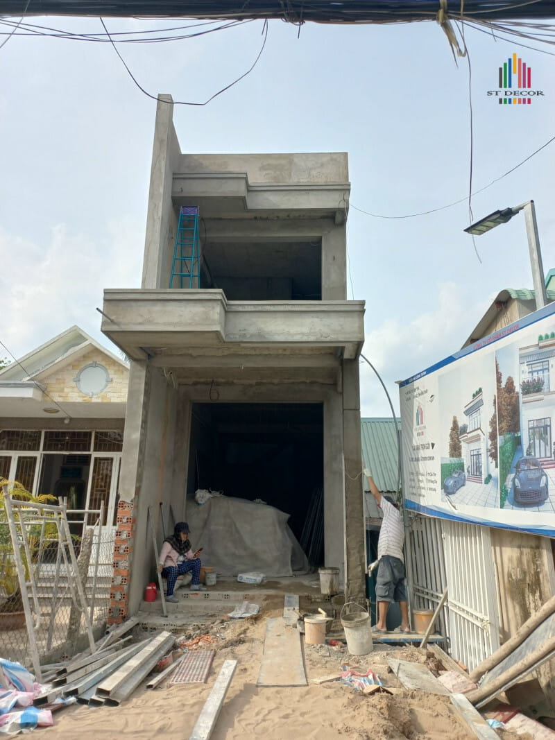 Đội ngũ thi công của ST Decor đang xây dựng nhà ở cho khách tại xã Quảng Sơn