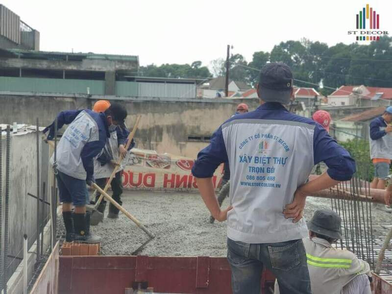 Thợ thi công đang đổ mái cho công trình tại xã Khánh An