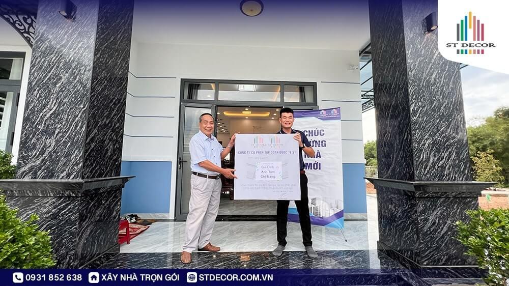 Gia chủ hài lòng khi nhận bàn giao nhà