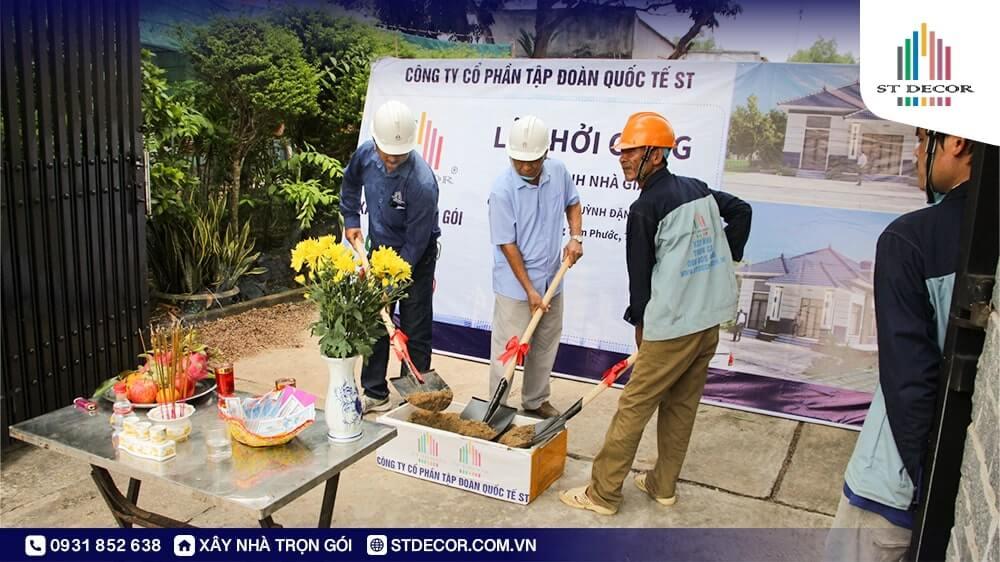 Gia chủ cùng ST DECOR cùng thực hiện các nghi thức