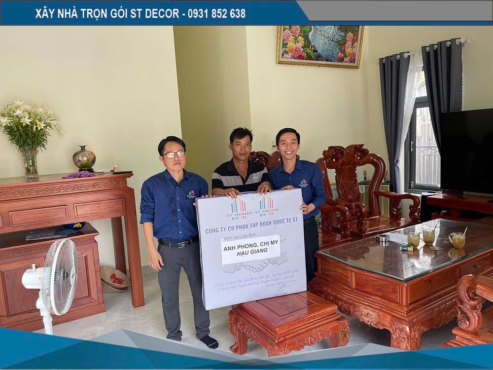 Gia đình anh Phong nhận bàn giao nhà
