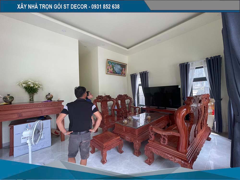 Phòng khách trong nhà mái Thái