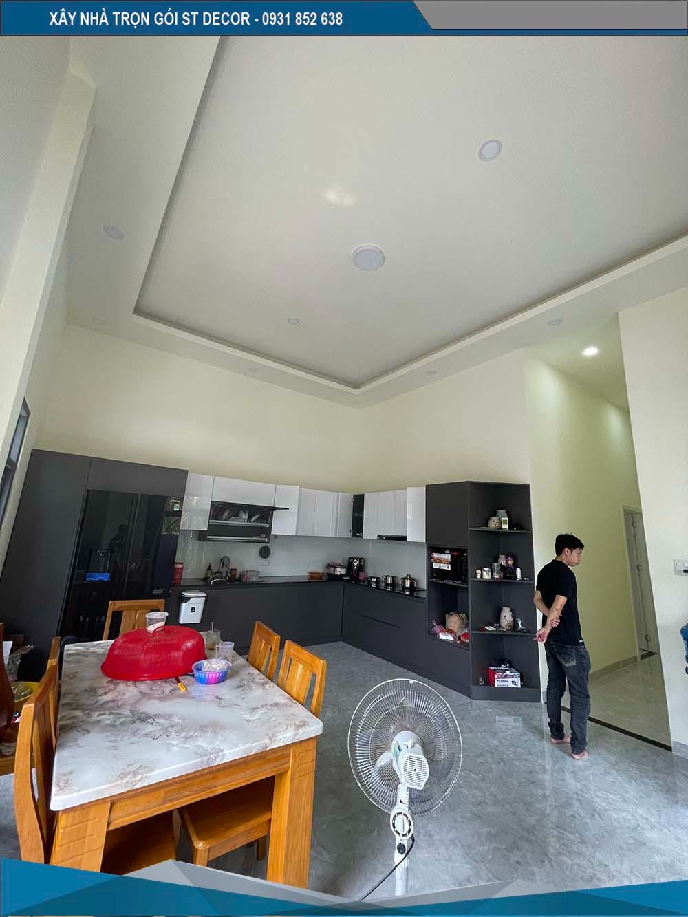 Phòng bếp trong nhà mái Thái