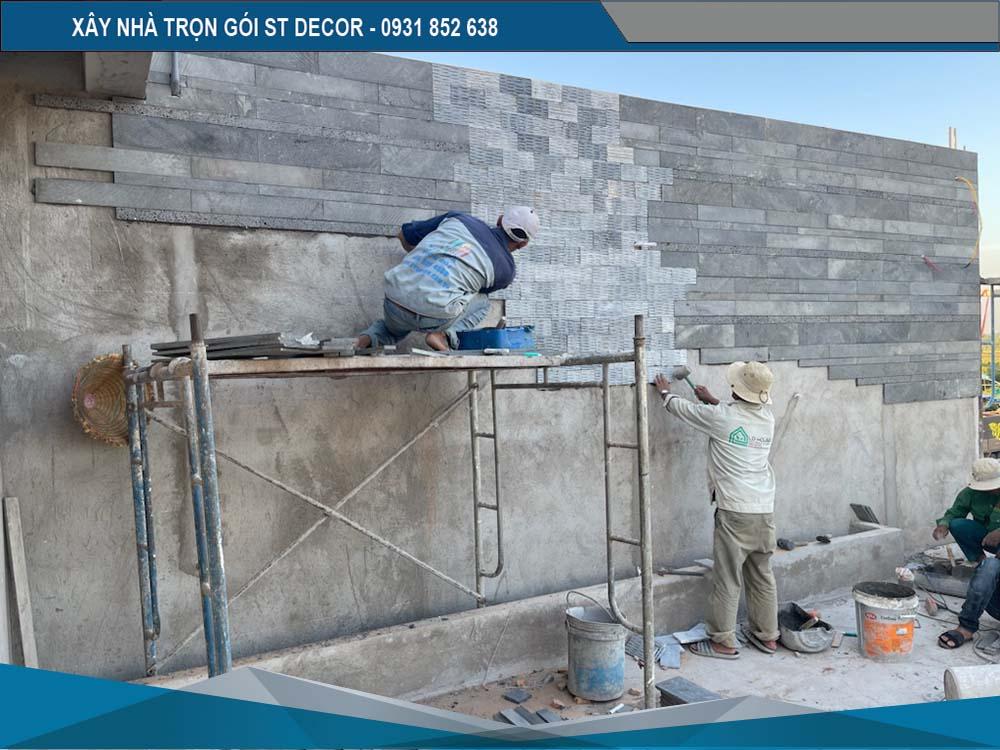 Đội ngũ thi công gấp rút xây dựng