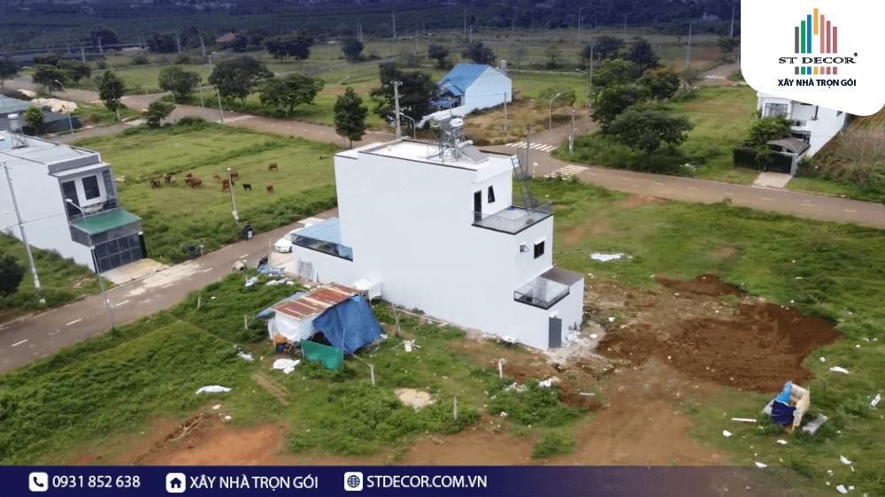 Mặt bên căn nhà