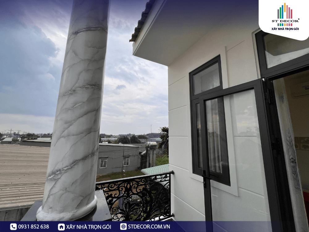 Những chiếc cột nhà to tròn, bề thế