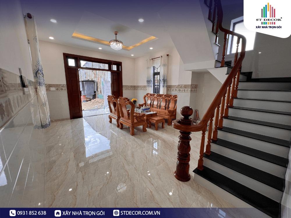 Cầu thang dẫn lối lên tầng, ngăn cách với khu bếp