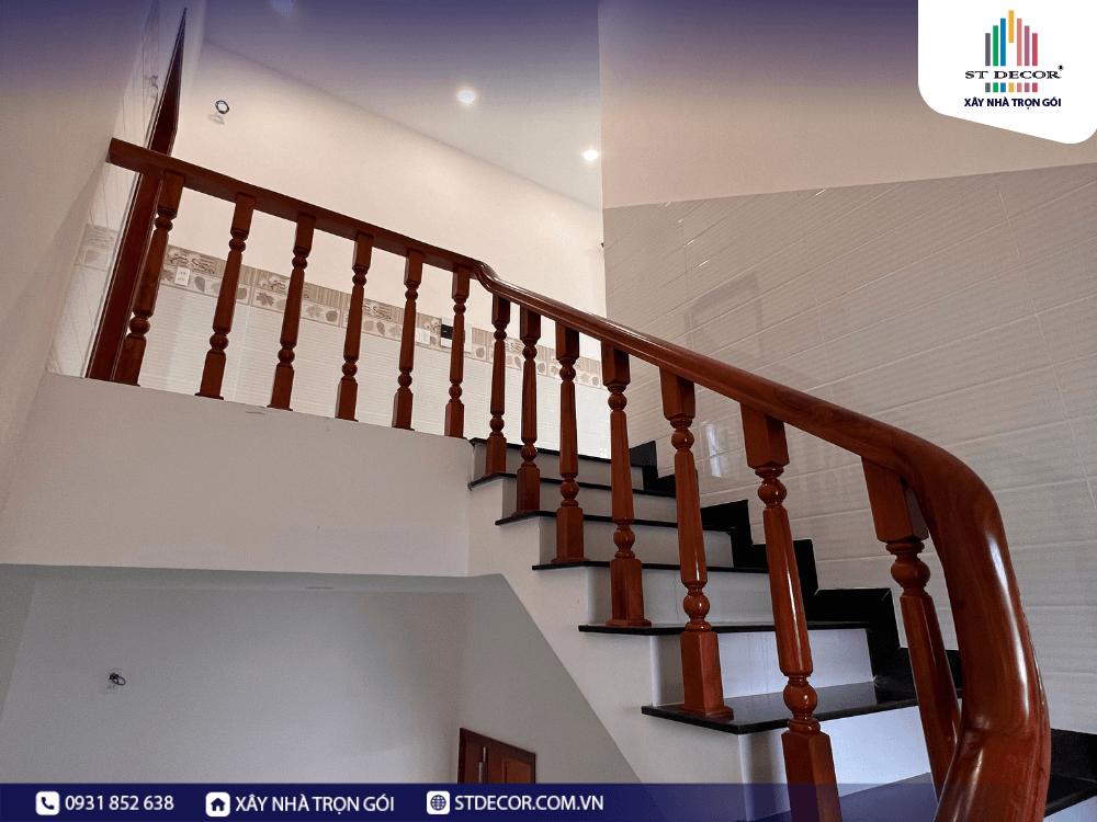 Cầu thang chắc chắn với tay vịn bằng gỗ