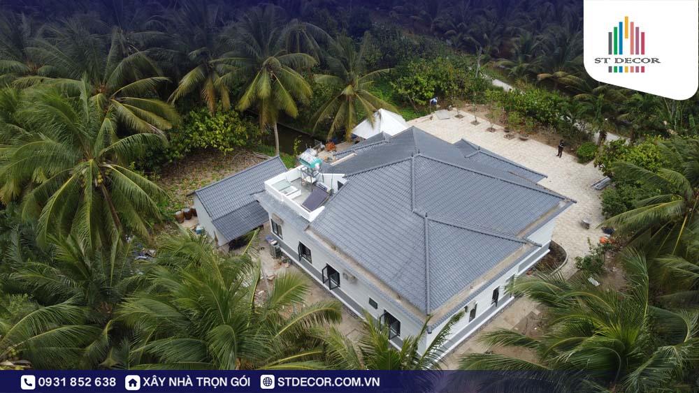 Ngôi nhà được bao bọc trong rừng dừa xanh mát