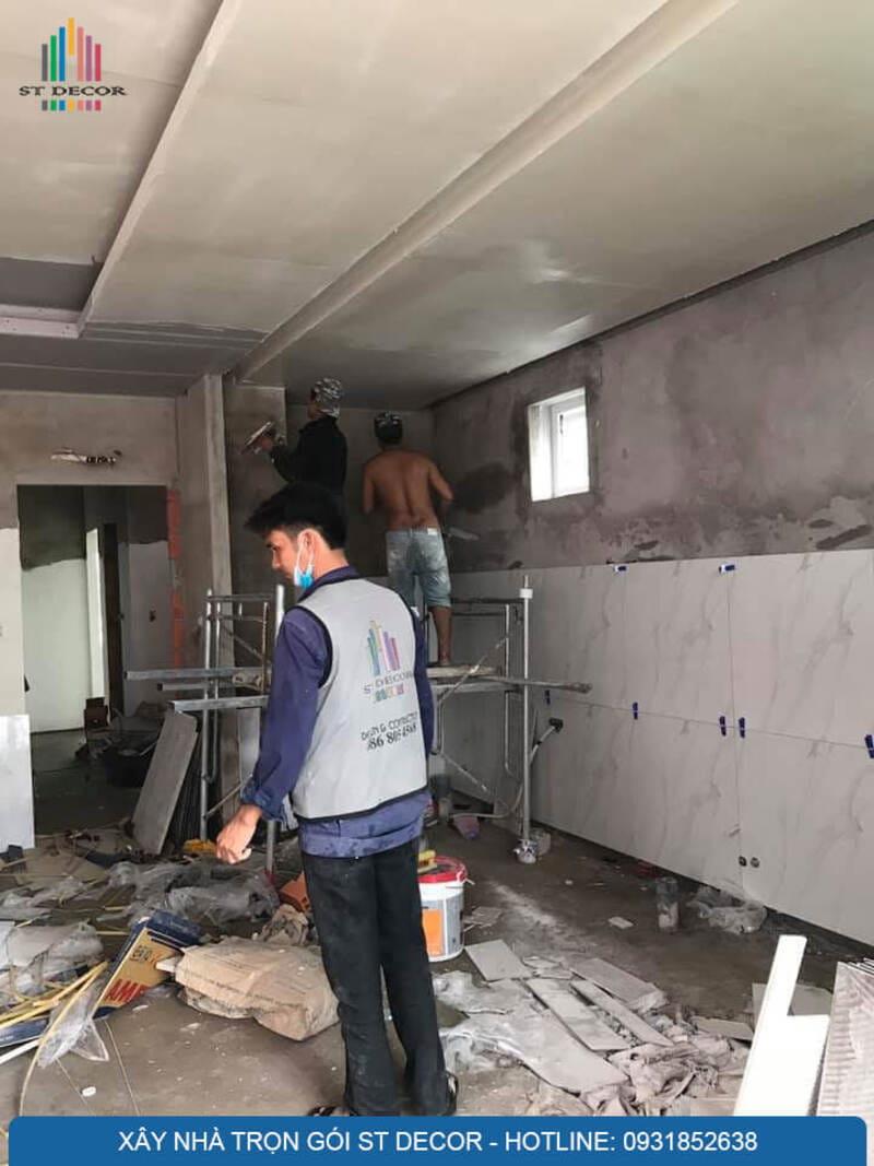 Đội ngũ thợ thi công của ST DECOR đang hoàn thiện công trình tại huyện Châu Phú