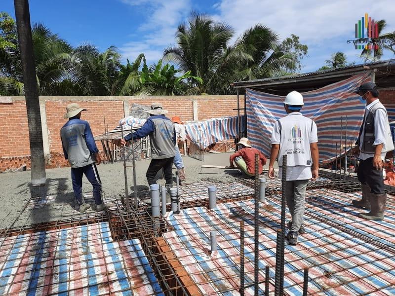 Đội ngũ thợ thi công đang tiến hành đổ bê tông sàn tầng 1 cho công trình tại Long Phú