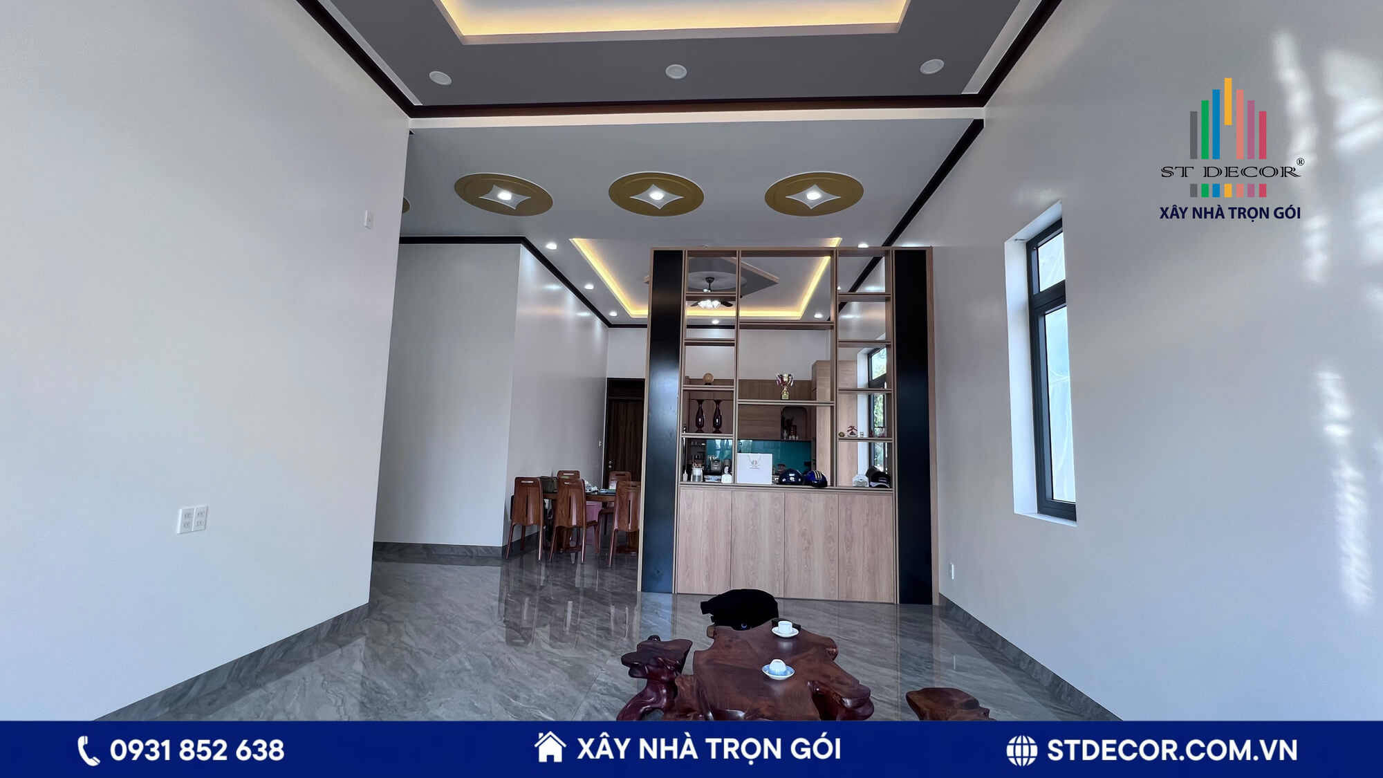 Bếp ăn được đặt cạnh phòng khách giúp tiện lợi hơn khi di chuyển