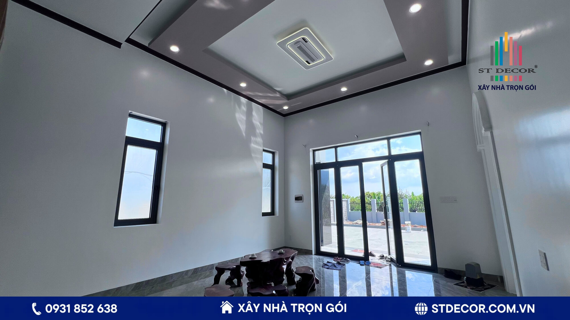 Không gian phòng khách rộng rãi, sáng sủa với nhiều cửa sổ
