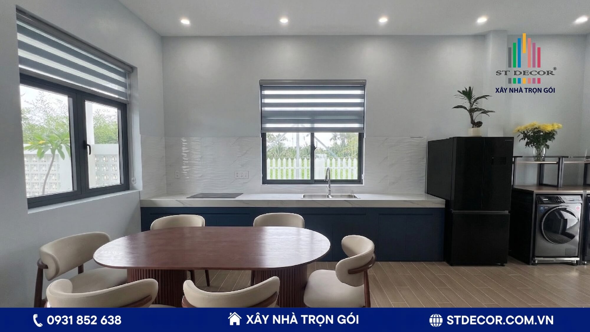 Khu vực bếp và bàn ăn hiện đại với tông màu xanh navy thời thượng, đầy đủ tiện nghi