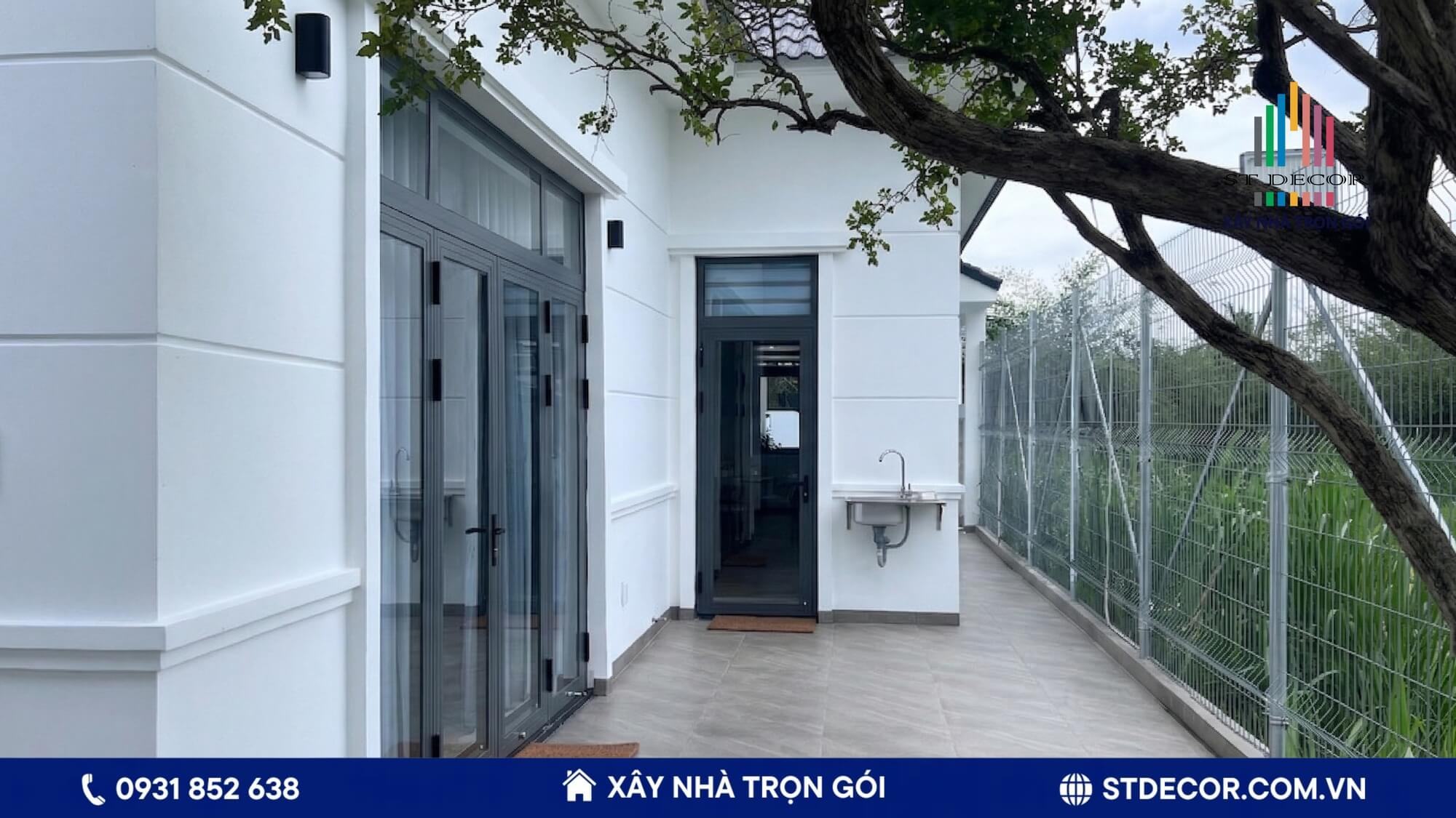Hành lang rộng thoáng kết nối không gian nội thất với thiên nhiên