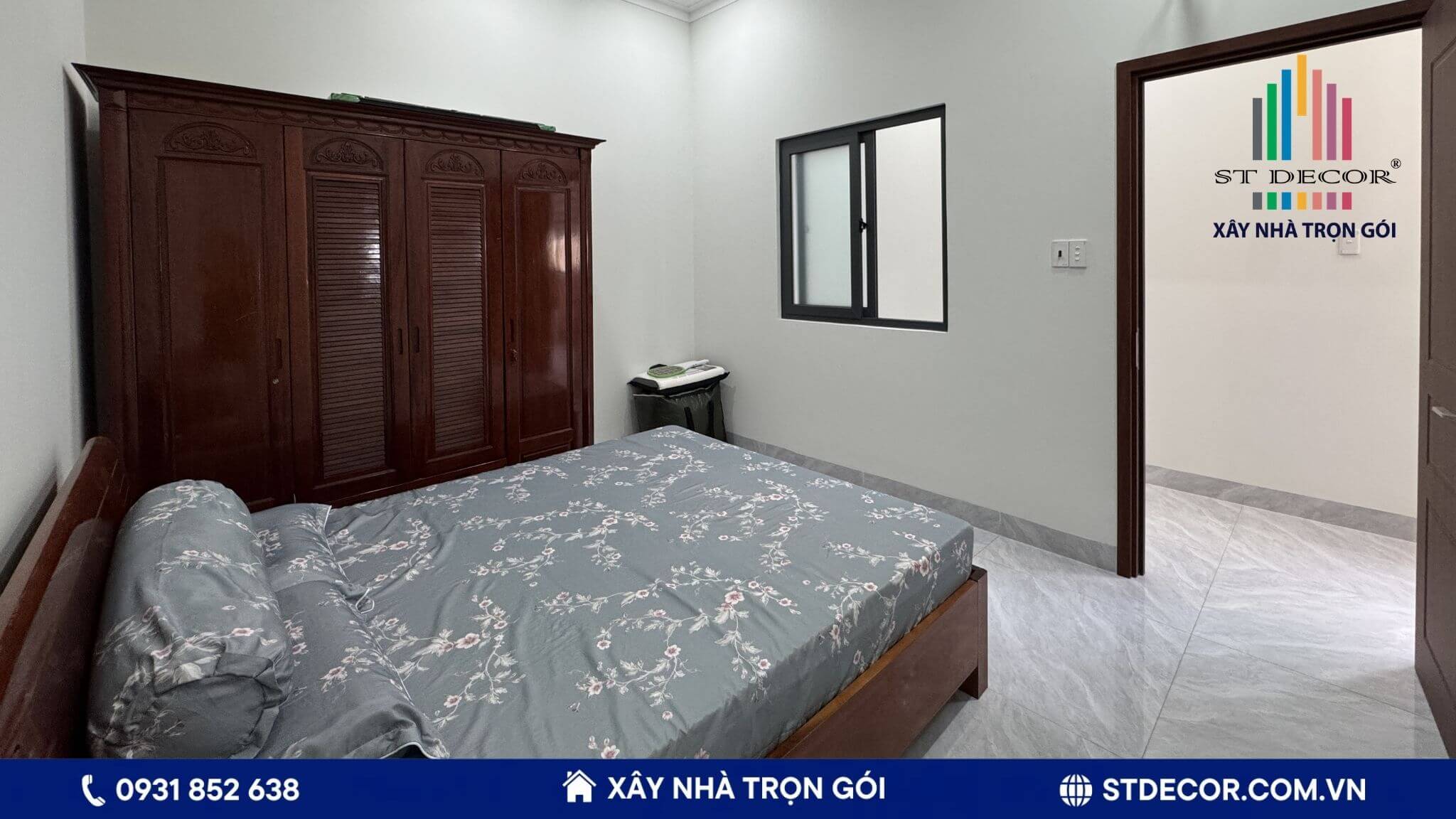 Không gian phòng ngủ tạo ấn tượng với hệ nội thất bằng gỗ tự nhiên mộc mạc nhưng cực kỳ tinh tế
