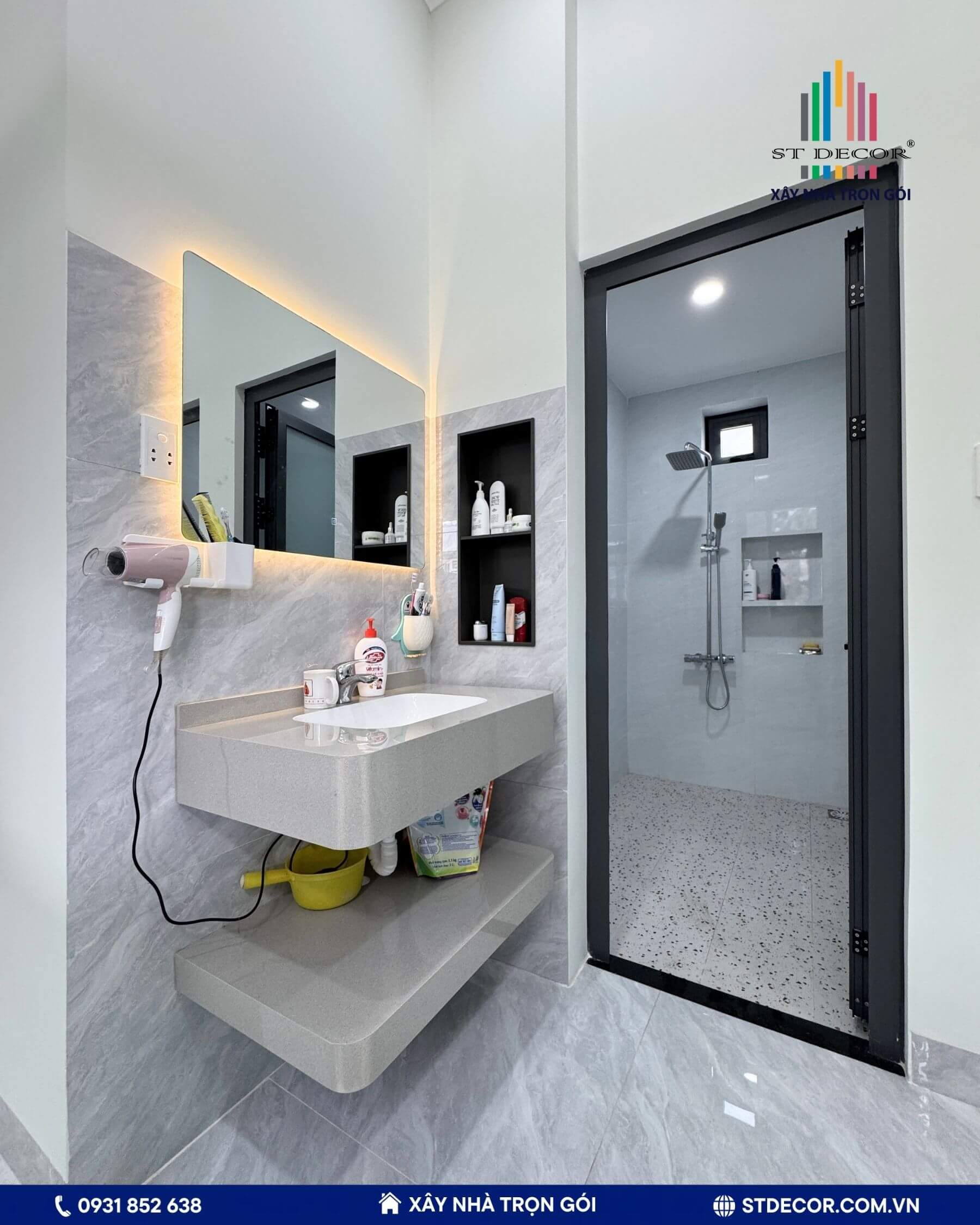 Không gian nhà vệ sinh được bố trí tối ưu công năng với khu vực lavabo, bồn cầu và vòi tắm