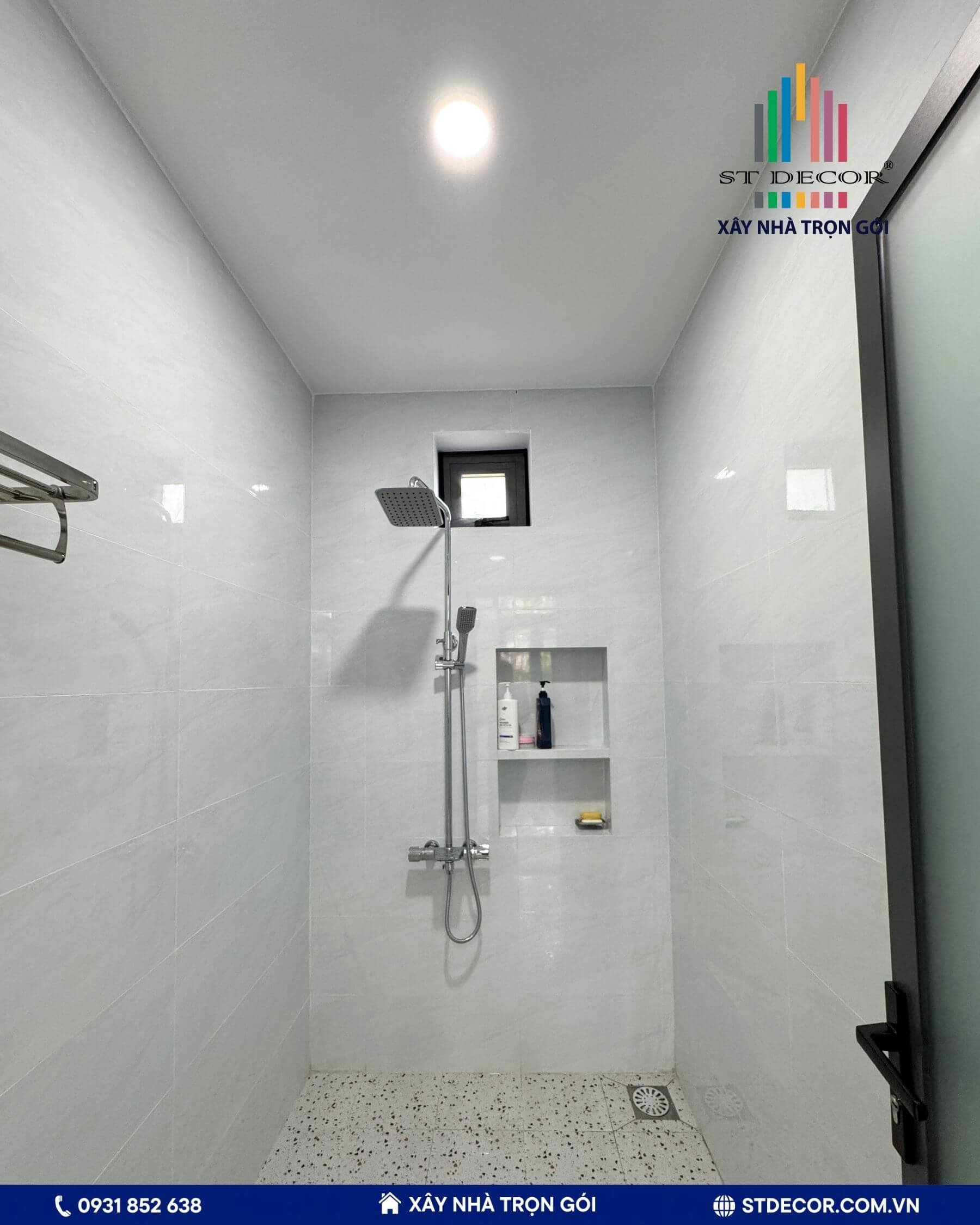 Việc bố trí thêm kệ âm tường trong nhà vệ sinh sẽ giúp tận dụng tối đa các khoảng trống