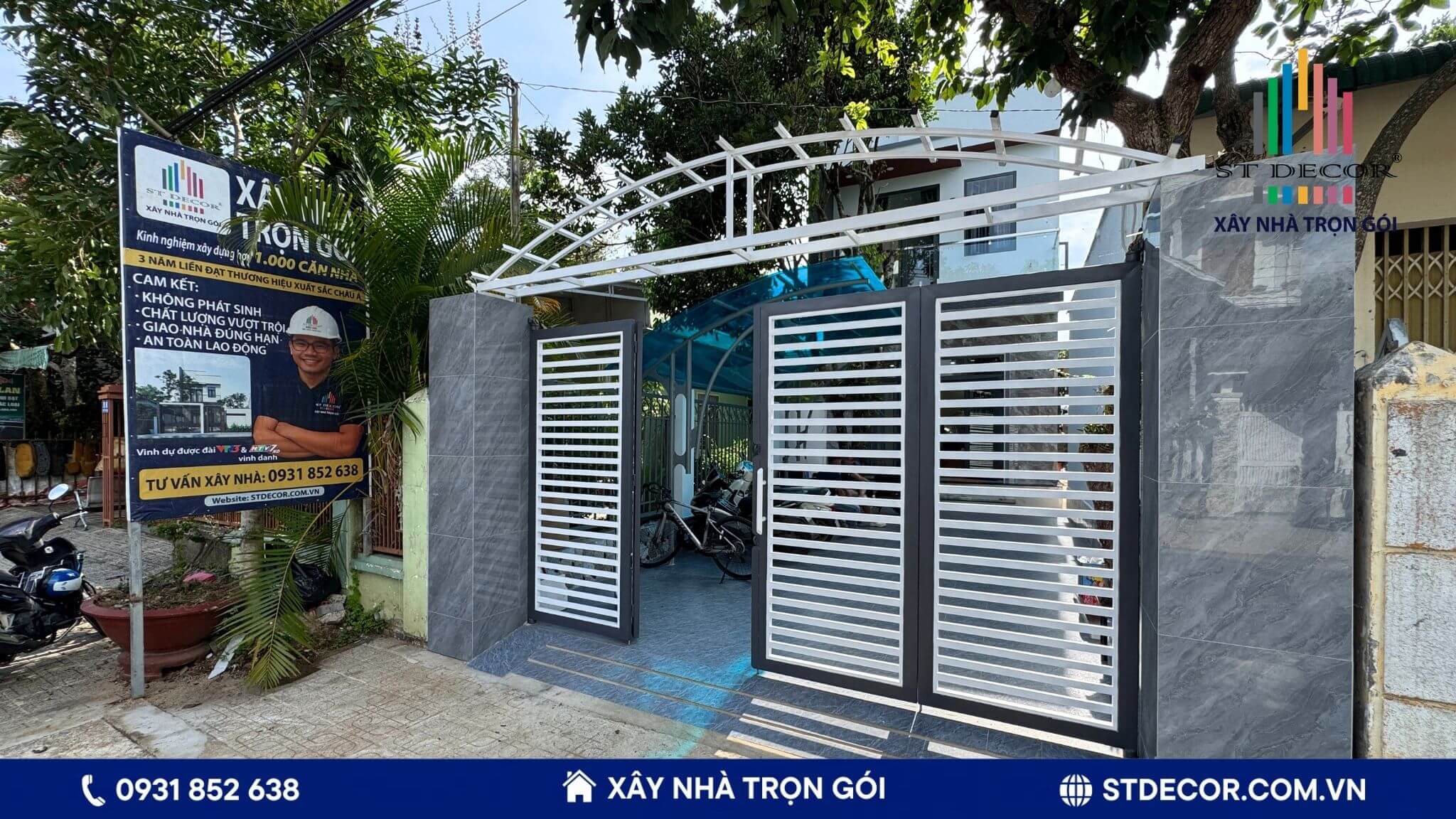 Cổng nhà được làm bằng sắt với thiết kế đơn giản giúp gia tăng tính thẩm mỹ cho khu vực mặt tiền