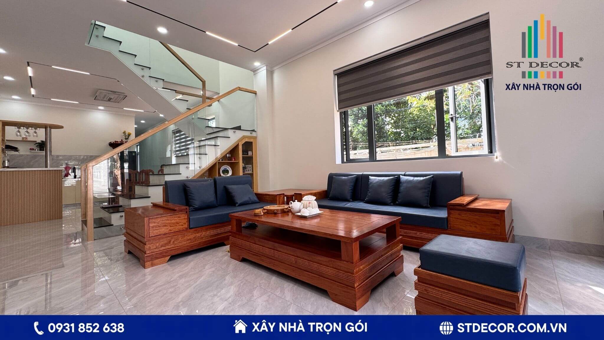Điểm nhấn nổi bật trong không gian phòng khách là bộ bàn ghế được làm từ gỗ nguyên khối giúp tạo cảm giác ấm cúng và gần gũi