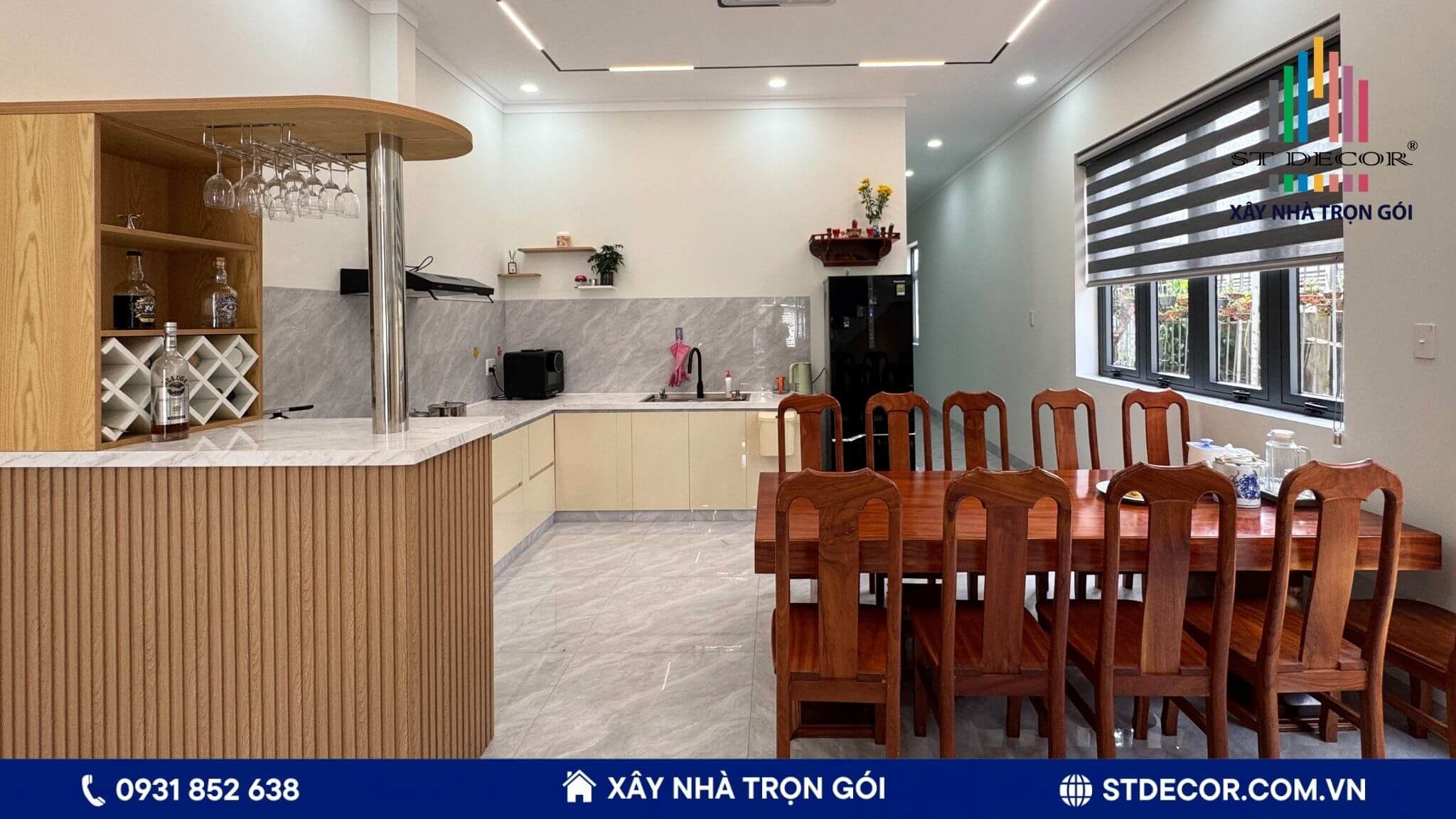 Bộ bàn ăn 10 ghế được bố trí tại vị trí trung tâm giúp đáp ứng đầy đủ nhu cầu sử dụng của gia đình Anh Chiến